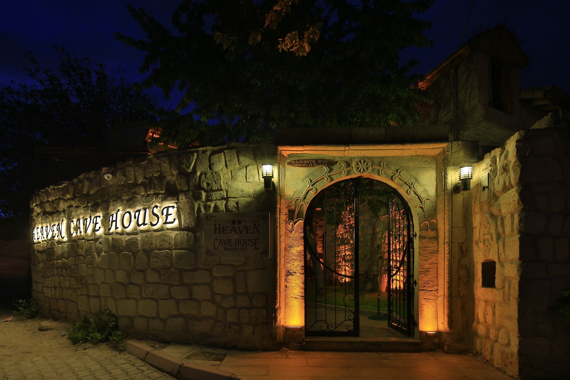 Heaven Cave House - Razziya Evi Bed & Breakfast Ürgüp Bagian luar foto